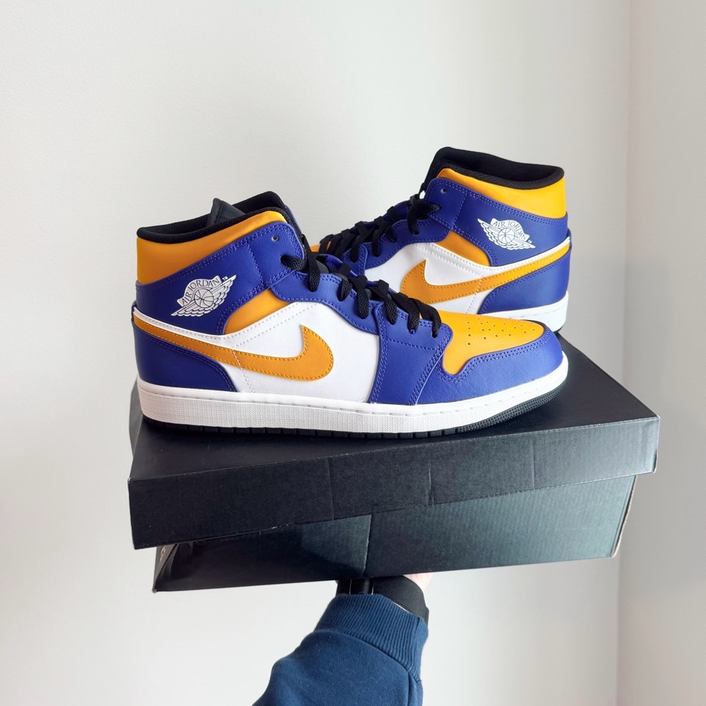 NEW with box Air Jordan 1 mid Lakers